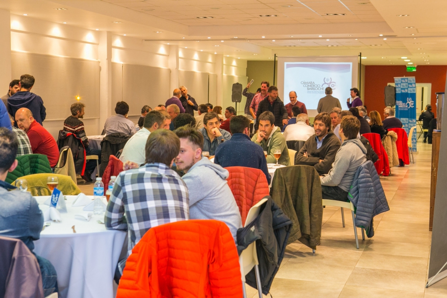 Gran concurrencia en la cena de camaradería