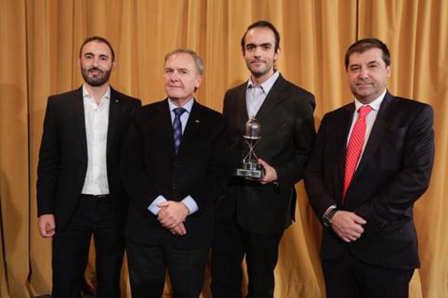 Un Doctor en Física, ganador del Premio Joven Empresario Argentino